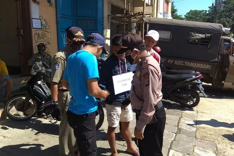 Polisi melakukan operasi yustisi pelanggar protokol kesehatan. (dok)