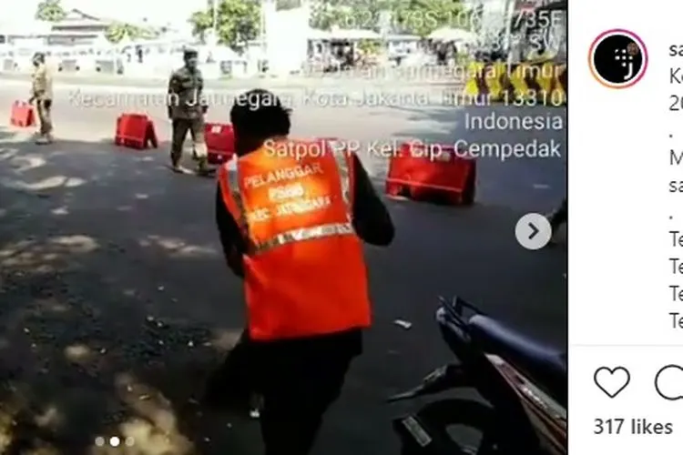 Sebagai ilustrasi, tangkap layar pelanggar PSBB di Jakarta Timur dikenakan sanksi menyapu jalanan. instagram: @satpolpp.dki