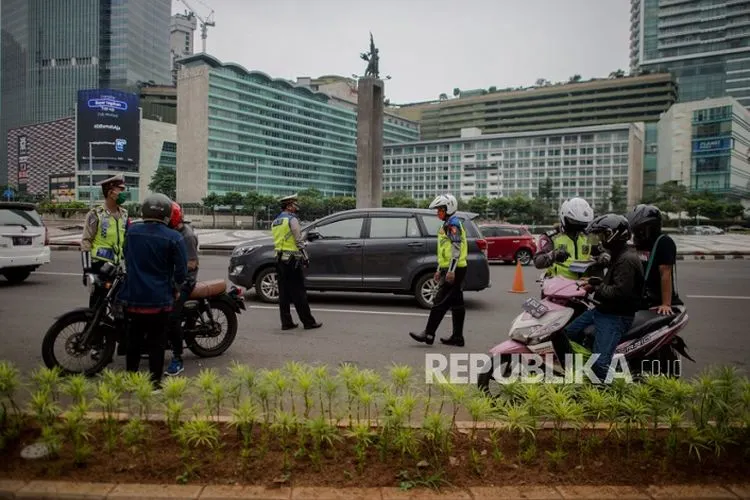 Sebagai ilustrasi, Petugas gabungan dari Kepolisian Polda Metro Jaya dan Dinas Perhubungan Pemprov DKI Jakarta melakukan penindakan pelanggaran Pembatasan Sosial Berskala Besar (PSBB) di kawasan Bundaran HI, Jakarta.  Foto: Republika/Thoudy Badai