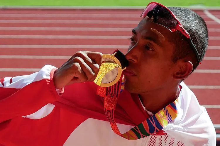 Pelari Indonesia, Agus Prayogo mencium medali emas saat menjuarai nomor marathon putra SEA Games 2019. (Antara-Aditya Es Wicaksono)