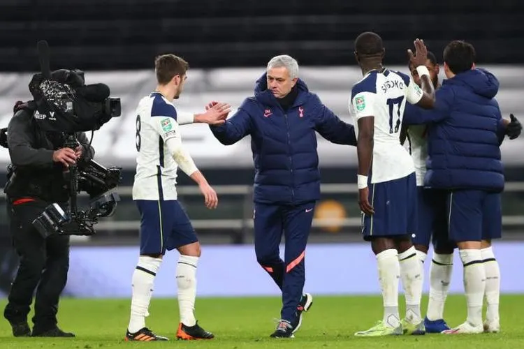 Pelatih Tottenham Hotspur Jose Mourinho memberikan selamat kepada pemainnya setelah mengalahkan Brentford 2-0 di semifinal Piala Liga Inggris (Piala Carabao). Foto: EPA-EFE/Clive Rose