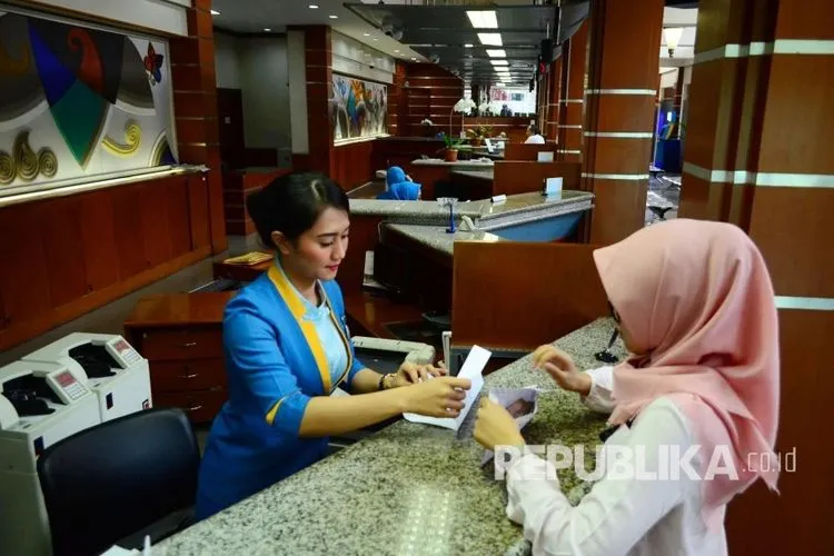 [ilustrasi] Pelayanan bank kepada nasabah. (Foto: Republika/Edi Yusuf)