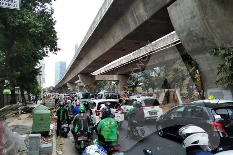 Arus lalu lintas di Jalan Dr Satrio, depan Mal Ambasador, mengalami kemacetan tiap hari karena kehadiran pusat perbelanjaan dan perkantoran di sekitarnya. Belakangan ini kemacetan bertambah parah akibat proyek pelebaran trotoar dan galian kabel di sepanjang jalan tersebut/Ayojakarta.com