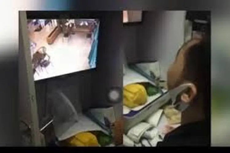 tangkapan layar karyawan Starbucks saat di ruang CCTV (dok Twitter)