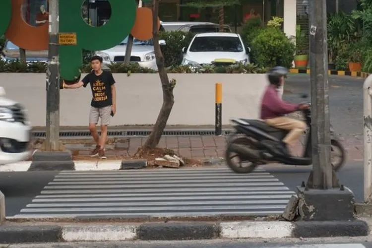 Ilustrasi warga menggunakan Pelican Crossing untuk menyeberang jalan (kumparan/Helmi Afandi)