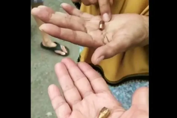 Tangkapan layar dari perbincangan warga di Perumahan Nirvana Residence, Jatiwaringin, Kota Bekasi, terkait temuan peluru yang diduga nyasar dari lapangan latihan menembak Halim Perdanakusuma, Jakarta Timur, Sabtu (12/9/2020). [Instagram@info_jakartatimur]