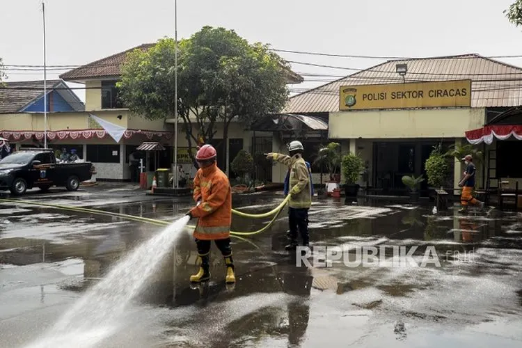 Pelaku Penyerangan Mapolsek Ciracas tak Pakai Seragam. Suasana pasca penyerangan di Polsek Ciracas, Jakarta, Sabtu, (29/8). Polsek Ciracas dikabarkan diserang oleh sejumlah orang tak dikenal pada Sabtu (29/8/2020) dini hari. Republika/Putra M. Akbar  Foto: Republika/Putra M. Akbar