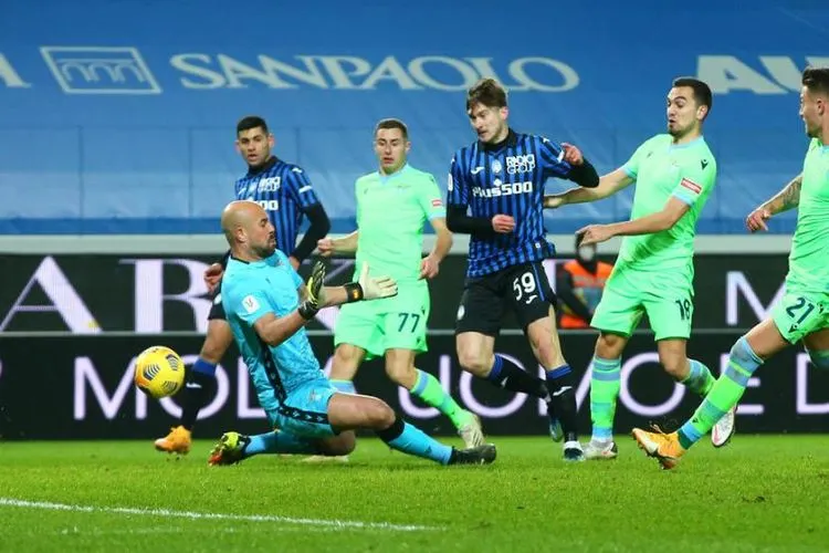 Pemain Atalanta Aleksey Miranchuk (tengah) mencetak gol ke gawang Lazio pada laga perempat final Coppa Italia di Stadion Gewiss, Bergamo, Kamis (28/1) dini hari WIB Foto: EPA-EFE/PAOLO MAGNI