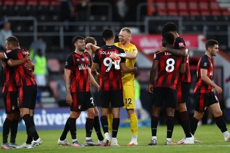 Pemain Bournemouth merayakan kemenangan atas Leicester City di Stadion Vitality, Senin dii hari WIB.  Foto: EPA-EFE/Michael Steele