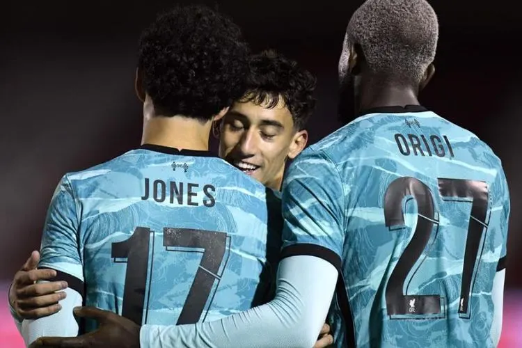 Pemain Liverpool Curtis Jones (kiri) merayakan golnya ke gawang Lincoln City di Piala Liga Inggris (Piala Carabao). Foto: EPA-EFE/Peter Powell
