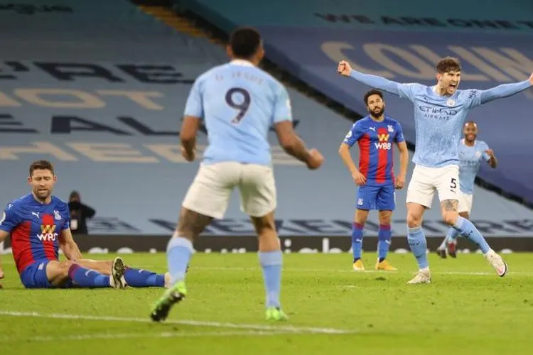 Pemain Manchester City John Stones (kanan) merayakan gol ke gawang Crystal Palace pada pertandingan di Stadion Etihad, Senin (18/1) dini hari WIB. Foto: EPA