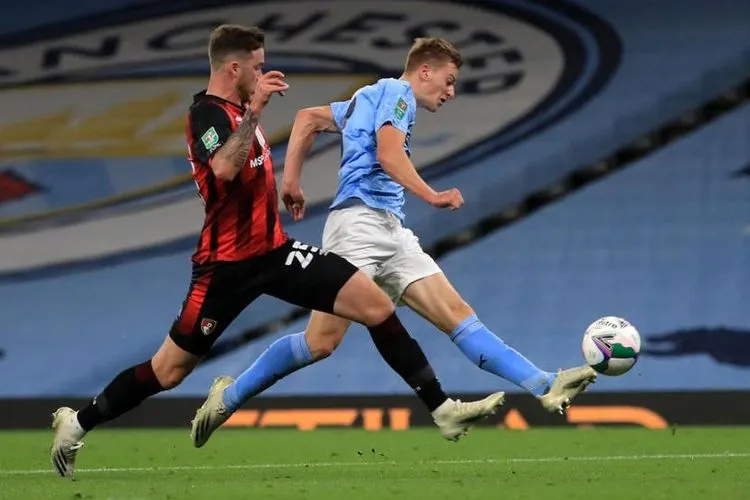 Pemain Manchester City Liam Delap (kanan) mencetak gol ke gawang Bournemouth dalam pertandingan Piala Liga Inggris (Piala Carabao), Jumat (25/9) dini hari WIB Foto: EPA-EFE/Laurence Griffith