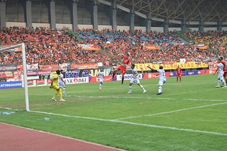 Pemain bertahan Persija Jakarta, Xandao saat berduel dengan pemain PS Tira Persikabo Khurshed Beknazarov di Stadion Patriot Chandrabhaga, Minggu (3/11/2019)