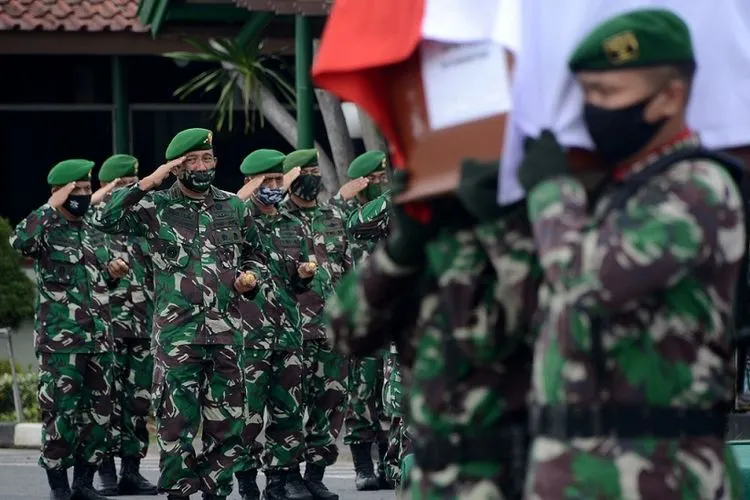 Panglima Kodam IV/Diponegoro Mayjen TNI Mochamad Effendi, memberikan penghormatan terakhir untuk empat Prajurit korban kecelakaan helikopter MI-17 di landasan pacu Lanumad Ahmad Yani (eks Bandara A Yani), Minggu (7/6/2020). (dok)