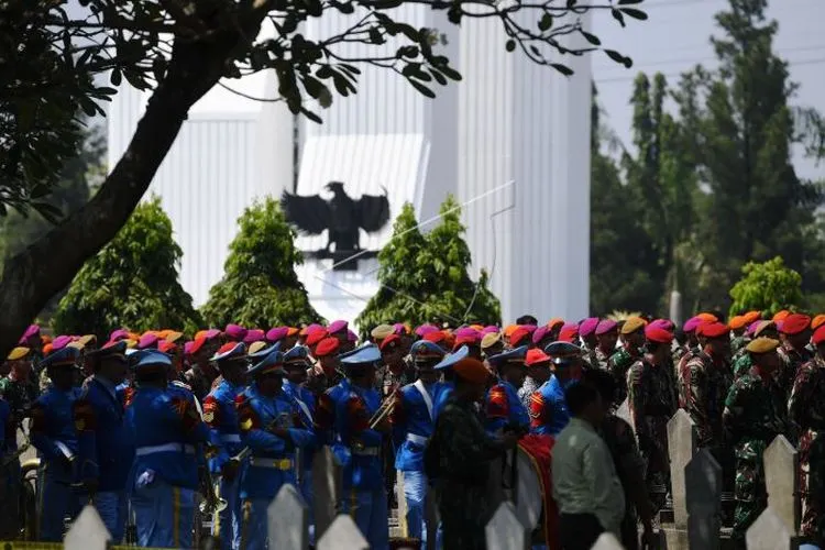 Prajurit TNI berbaris saat persiapan pemakaman almarhum Presiden ke-3 Republik Indonesia BJ Habibie di Taman Makam Pahlawan Nasional Utama, Kalibata, Jakarta Selatan, Kamis (12/9/2019)/Antara Foto