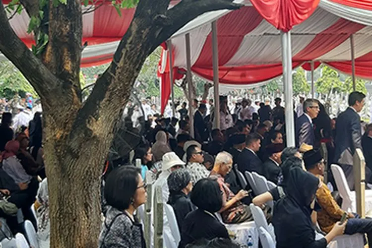 Warga memadati tenda pemakaman almarhum Presiden ke-3 Republik Indonesia BJ Habibie di Taman Makam Pahlawan Nasional Utama, Kalibata, Jakarta Selatan, Kamis siang (12/9/2019)/Ayojakarta.com