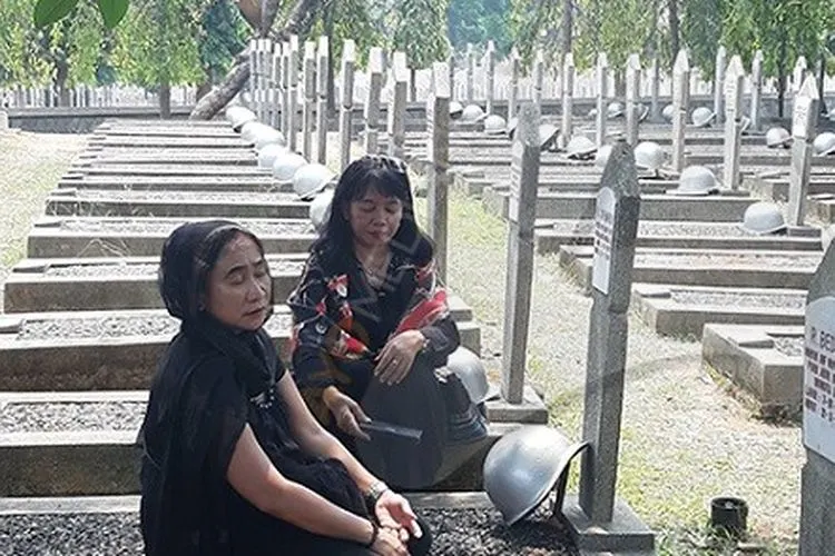 Warga Jakarta, Mita (kanan) bersama kerabatnya, menunggu kedatangan jenazah BJ Habibie di Taman Makam Pahlawan Nasional Utama, Kalibata, Jakarta Selatan/Ayojakarta.com