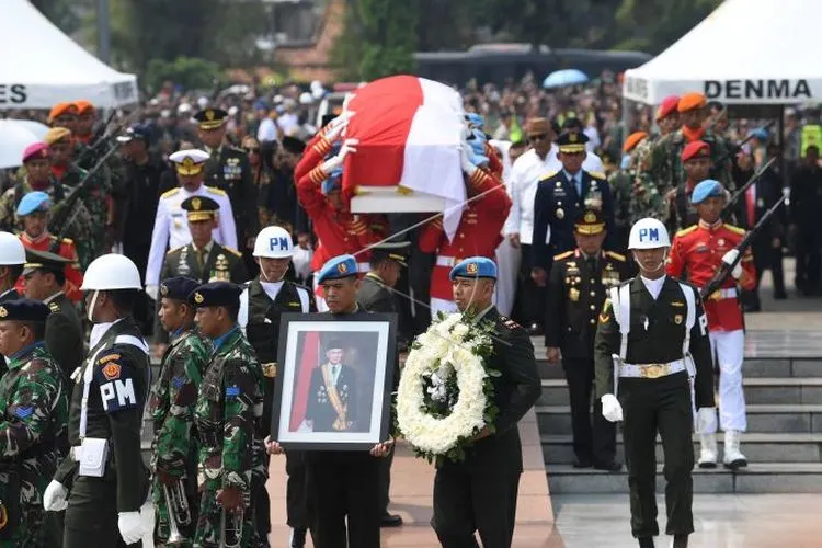 Pasukan Pengamanan Presiden (Paspampres) mengusung peti jenazah almarhum Presiden ke-3 RI, BJ Habibie, saat tiba di Taman Makam Pahlawan Nasional Utama Kalibata, Jakarta Selatan, Kamis (12/9/2019)/Antara Foto