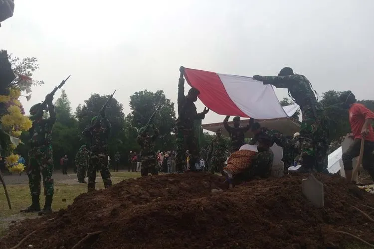 Prosesi pemakaman prajurit TNI Roy Febrianto di Taman Makam Pahlawan Cikutra, Kota Bandung, Minggu (24/1/2021).