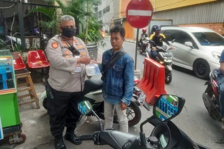 Lembaga Daya Dharma Keuskupan Agung Jakarta (LDD KAJ) menggandeng Polsek Sawah Besar dalam aksi sosial pembagian makanan siap saji bagi masyarakat yang paling terdampak pandemi COVID-19 di DKI Jakarta. (Dok. LLD KAJ)
