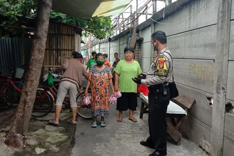 Lembaga Daya Dharma Keuskupan Agung Jakarta (LDD KAJ) dan Seksi Hubungan Antar Agama dan Kemasyarakatan,(HAAK) Gereja Katedral Jakarta berusaha membagikan makanan siap saji kepada masyarakat kecil yang terdampak pandemi COVID-19 melalui anggota Polsek Sawah Besar.