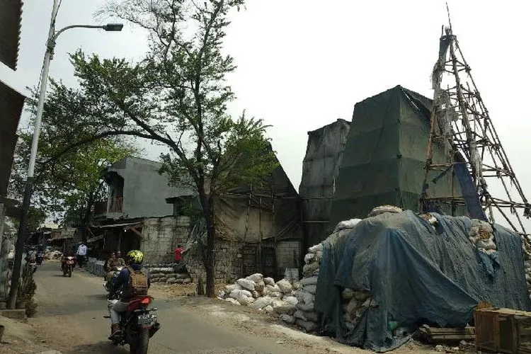 Lokasi pembakaran arang dan aluminium di Jalan Cakung Drainase, Cilincing, Jakarta Utara, dianggap masyarakat sekitar sebagai sumber polusi udara yang menyebabkan penyakit pernafasan./Tempo