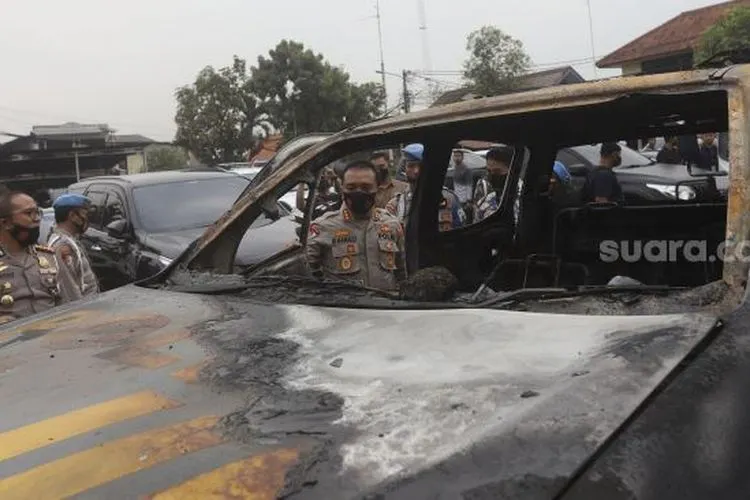 Kondisi mobil yang rusak akibat penyerangan di Polsek Ciracas, Jakarta, Sabtu, (29/8/2020). [Suara.com/Angga Budhiyanto]