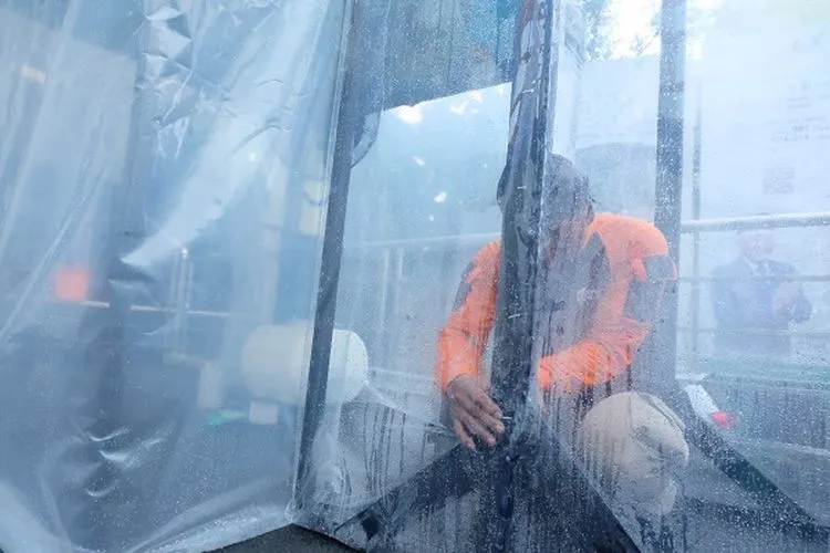 Pekerja merakit bilik sterilisasi atau body chamber yang akan diletakkan lembaga kemanusiaan Dompet Dhuafa di tempat-tempat umum. (Dok. Dompet Dhuafa)