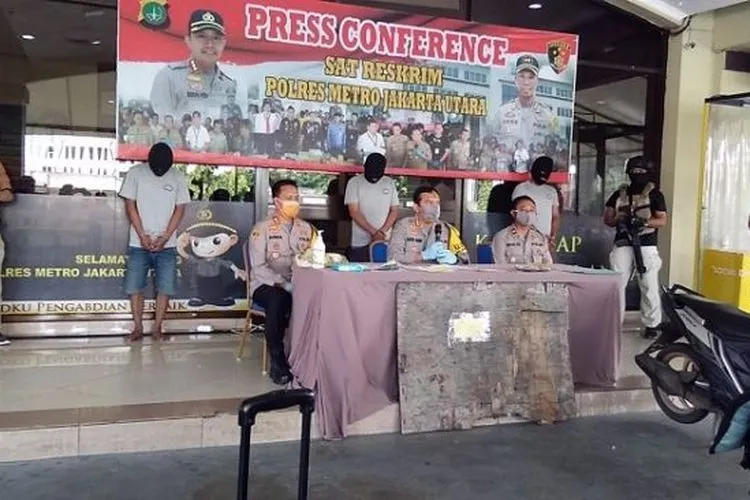 Tiga dari enam tersangka kasus pembakaran terhadap waria di Cilincing, Jakut. (istimewa).