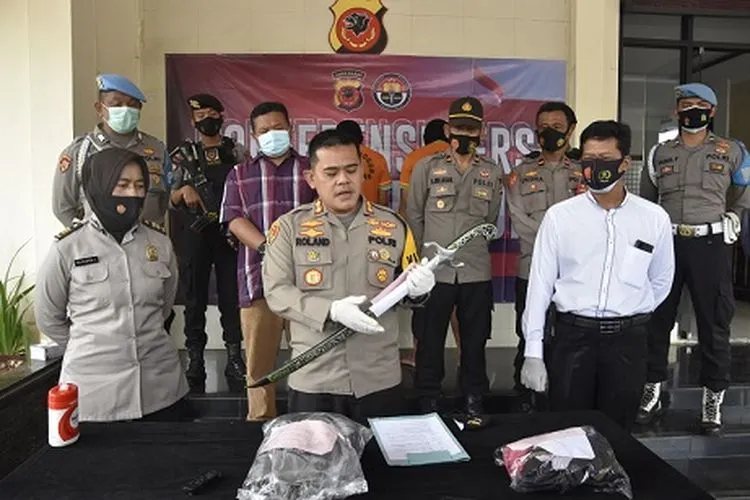 Kapolres Bogor, AKBP Roland Ronaldy menunjukkan barang bukti saat gelar perjara di Mapolres Bogor, Kamis (17/12/2020). (Ayojakarta/Husnul Khatimah)