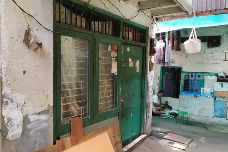 Rumah keluarga NF, gadis perempuan berusia 15 tahun yang membunuh bocah berusia 5 tahun di kawasan Sawah Besar, Jakarta Pusat. (Suara.com/Tyo)