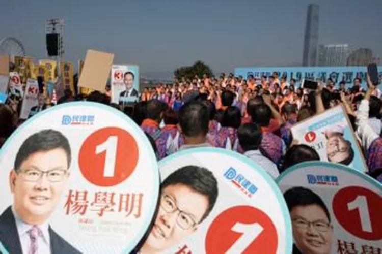 Pendukung dan kandidat untuk Aliansi Demokratik pro-pemerintah untuk Kemajuan dan Kemajuan Hong Kong, menghadiri sebuah acara menjelang pemilihan lokal di Hong Kong, Kamis (21/11/2019)/VoaIndonesia-AP