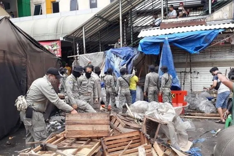 Pemerintah Kota (Pemkot) Bogor menertibkan ratusan lapak liar yang didirikan pedagang kaki lima (PKL) di Kawasan Pasar Anyar. (Suara.com/Bagaskara)