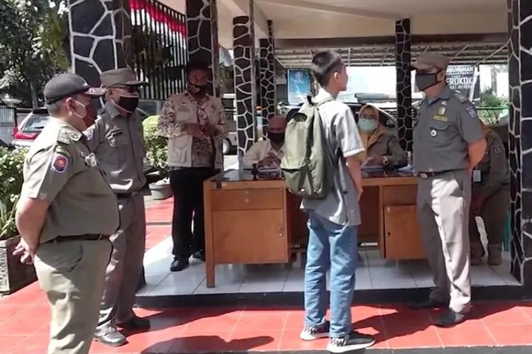 [Ilustrasi] Warga yang terkena razia masker (Foto: Surya Dinata/RepublikaTV)