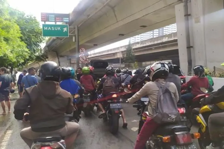 Pengendara sepeda motor terus masuk jalan tol lingkar luar Jakarta (JORR) untuk menghindari beberapa titik banjir di Jakarta Barat pada Kamis (2/1/2019). [Suara.com/Stephanus Aranditio]