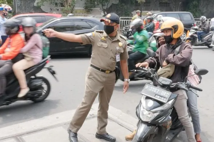 Pemprov DKI Jakarta terus menggencarkan razia masker. Foto: Havid Al Vizki/Republika TV