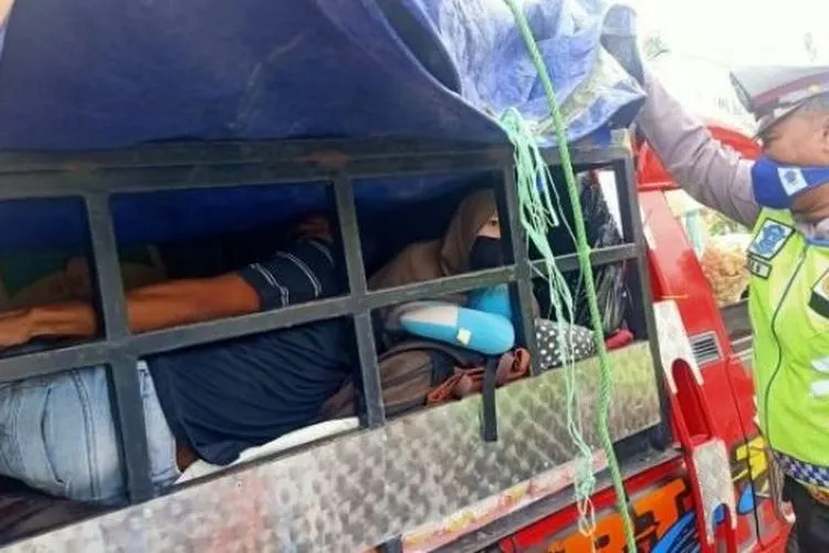 Pemudik sembunyi di tumpukan kerupuk di Pelabuhan Merak. (Bantennews)