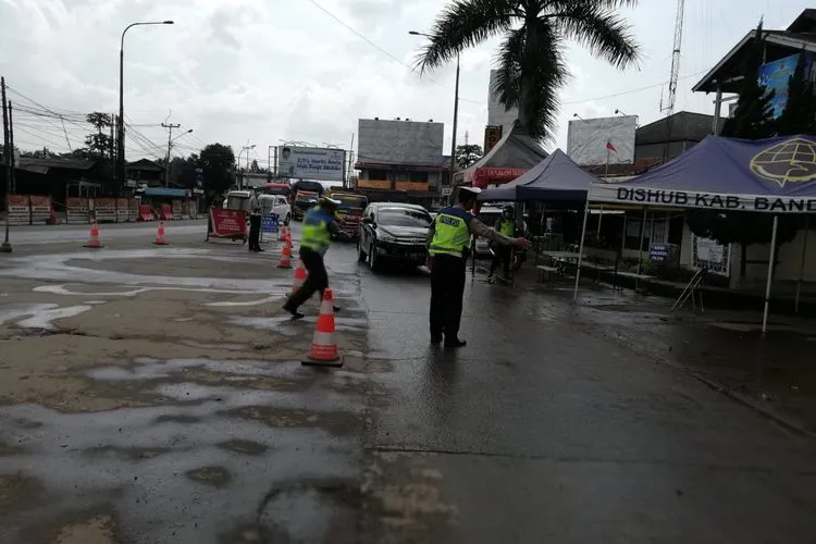 Petugas melakukan pemeriksaan kendaraan dari luar daerah di exit Tol Cipularang, Sabtu(30/5/2020). (Ayobandung.com/Tri Junari)