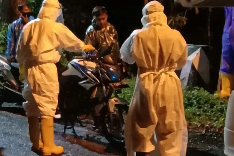 Pemudik asal Jakarta terkonfirmasi positif dari hasil tes swab, dievakuasi saat perjalanan ke kampung halaman, Tasikmalaya, Kamis (21/5/2020)