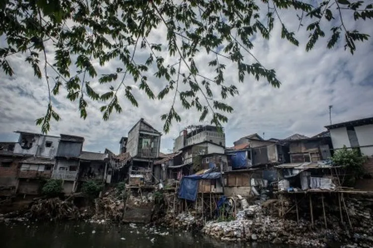 Deretan permukiman penduduk di bantaran Sungai Ciliwung, Jakarta, Jumat (19/7/2019). Balai Besar Wilayah Sungai Ciliwung Cisadane (BBWSCC) memperkirakan proyek normalisasi Sungai Ciliwung akan berjalan pada tahun 2020 dikarenakan proses pembebasan lahan belum selesai serta penyesuaian konsep normalisasi dengan Pemprov DKI Jakarta. ANTARA FOTO/Aprillio Akbar/foc.