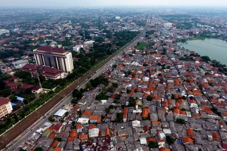 Foto udara pemukiman dan gedung di Kota Depok, Jawa Barat, Jumat (7/6/2019). Menteri Koordinator Bidang Perekonomian Darmin Nasution menegaskan pertumbuhan ekonomi kuartal kedua 2019 dapat tumbuh mencapai 5,2 persen. Momentum Lebaran 2019 ia perkirakan mampu memicu permintaan domestik yang kuat serta daya tarik investasi Indonesia yang semakin tinggi. ANTARA FOTO/Yulius Satria Wijaya.