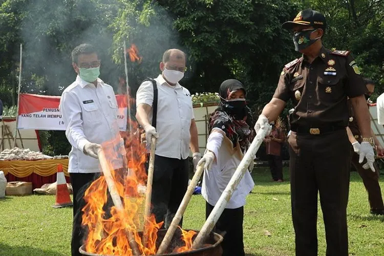 Pemusnahan barang bukti dari hasil 112 perkara kejahatan di Kota Bogor/ Husnus Khatomah