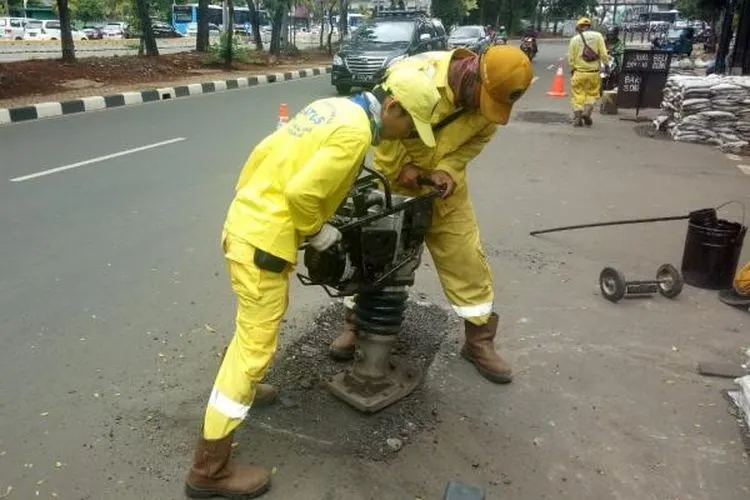 Satpel Bina Marga Kecamatan Senen melakukan penambalan jalan berlubang di empat lokasi yaitu Jalan Kwitang Raya, Jalan KKO Usman Harun, Jalan Senen Raya, dan kawasan Stasiun Senen. (pusat.jakarta.go.id)
