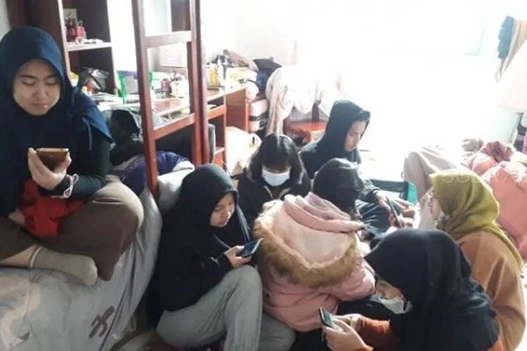 Penampakan Mahasiswa Indonesia saat di kamar asrama Wuhan, China yang sedang diteror virus corona. (Foto dari Pramesti Ardita Cahyani, Mahasiswa Unesa)