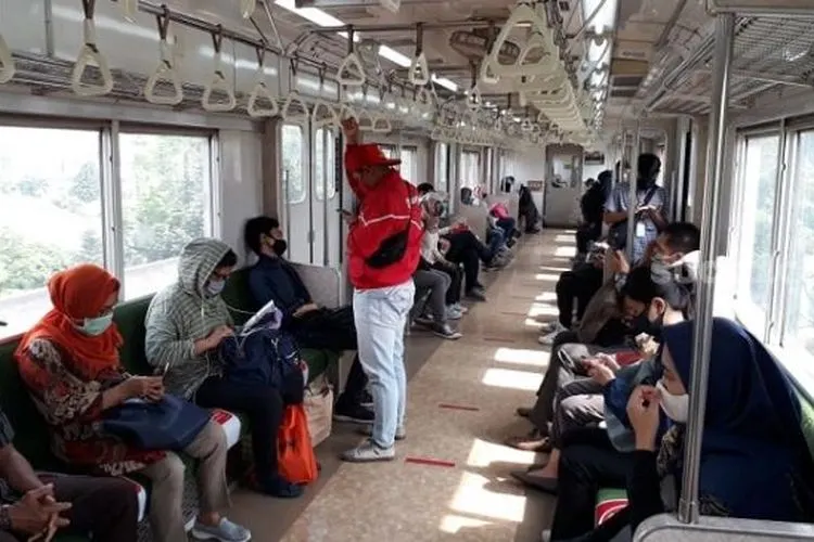 [Ilustrasi]  Penumpang KRL Bogor-Jakarta Kota. (Suara.com/Bagaskara).