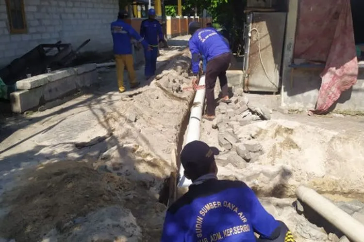 para petugas sedang membuat tambahan saluran air / beritajakarta.id