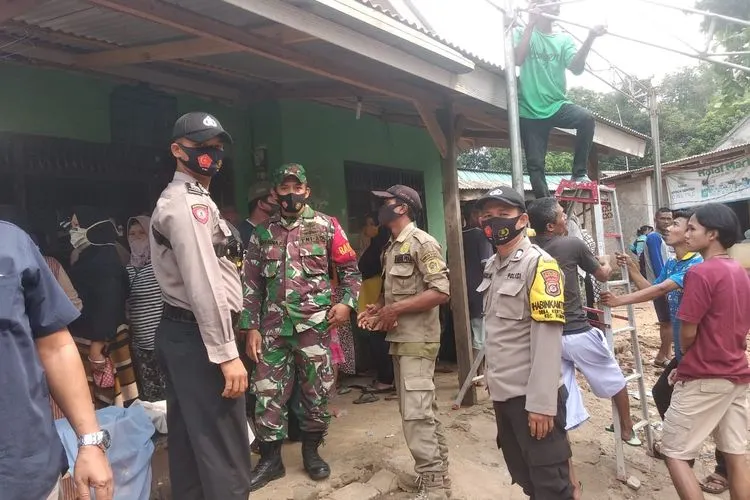 Sejumlah aparat keamanan dari Polri dan TNI menyambangi rumah duka korban tenggelam di Cisadane Bogor/ dok