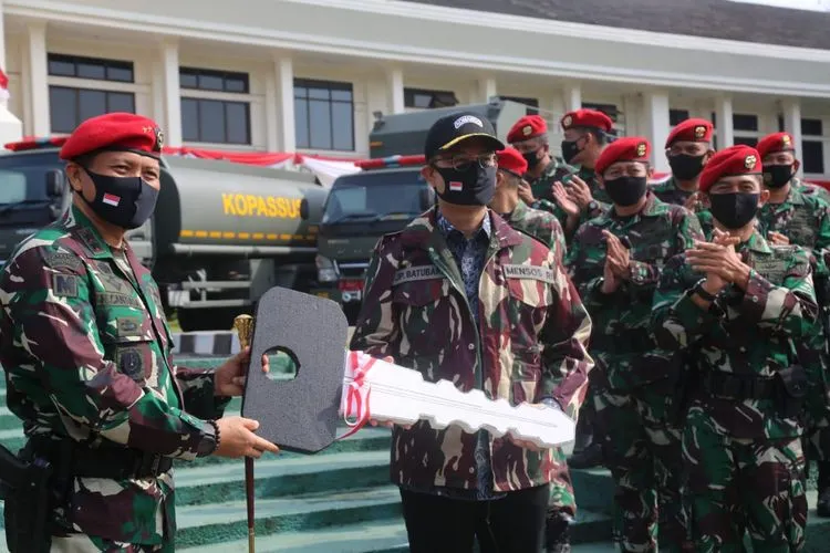 Menteri Sosial Juliari P Batubara (kanan) secara simbolis menyerahkan bantuan 4 truk kepada Komandan Jenderal Kopassus Mayjend I Nyoman Cantiasa di Mako Kopasus, Cijantung, Selasa (1/9/2020).(istimewa)