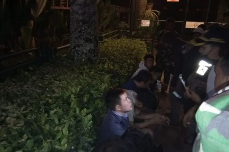Belasan lelaki yang mandi bareng tengah malam saat wabah corona diamankan di Bogor. ist