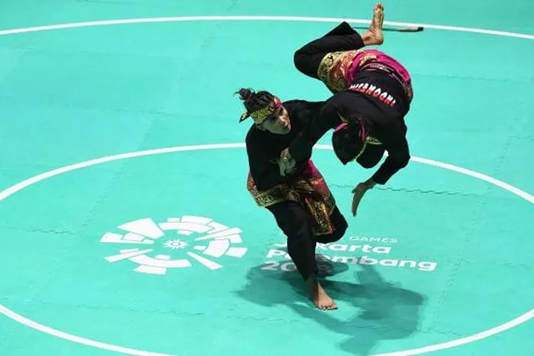 Pasangan pesilat Indonesia Ayu Sidan Wilantari (kanan) dan Ni Made Dwiyanti (kiri) tampil dalam babak final ganda putri pencak silat seni Asian Games 2018 di Padepokan Pencak Silat Taman Mini Indonesia Indah (TMII), Jakarta, Rabu (29/8/2019). (Antara/INASGOC/Melvinas Priananda)